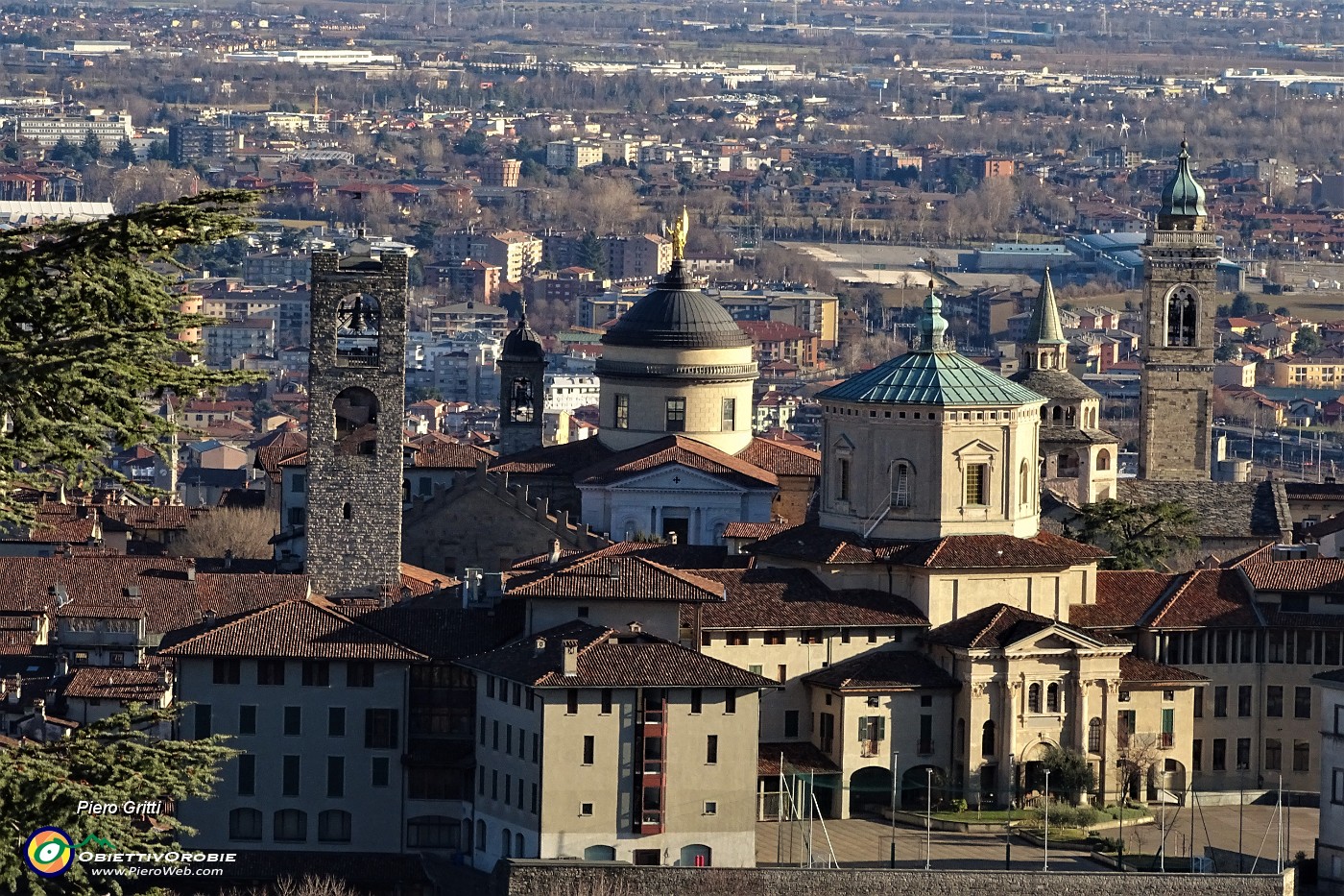 53 Campanili, cupole, torri di Citta Alta in primo piano...  .JPG